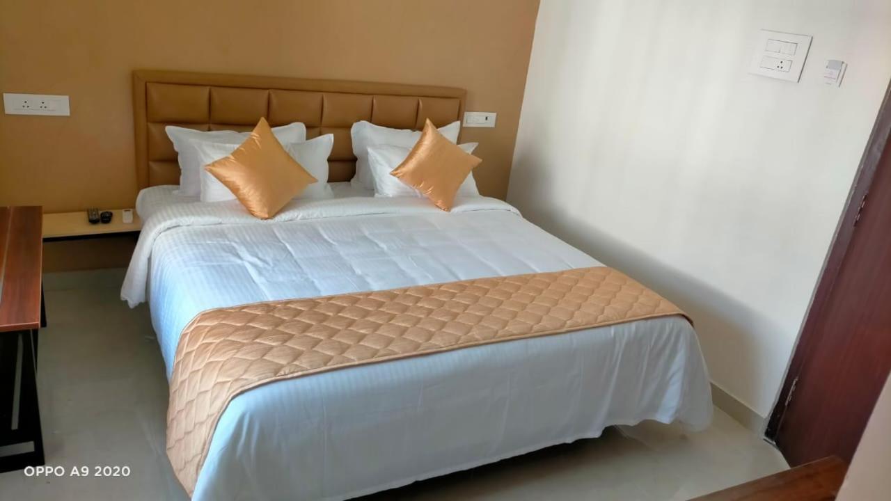 The Riviera Otel Theni Dış mekan fotoğraf