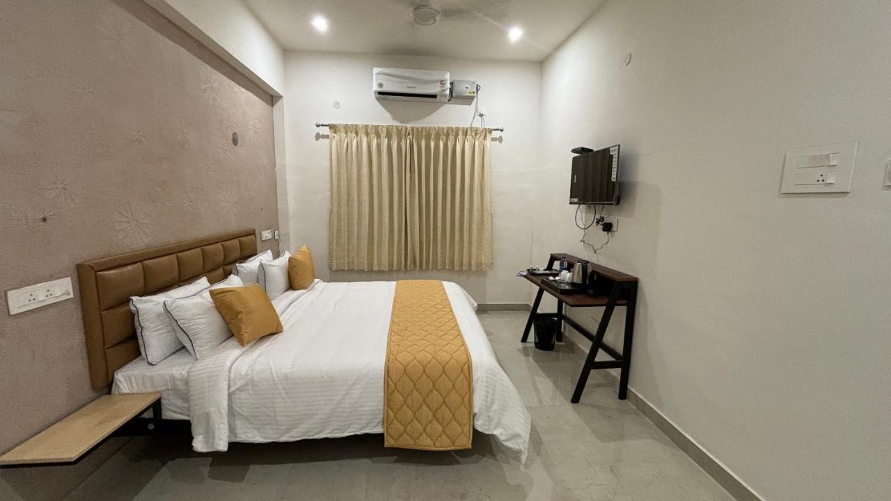 The Riviera Otel Theni Dış mekan fotoğraf